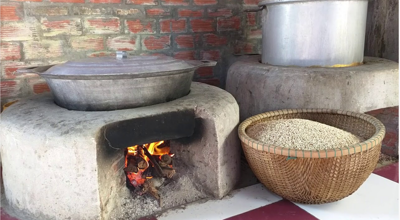 Chưng cất rượu thủ công. Ảnh minh họa