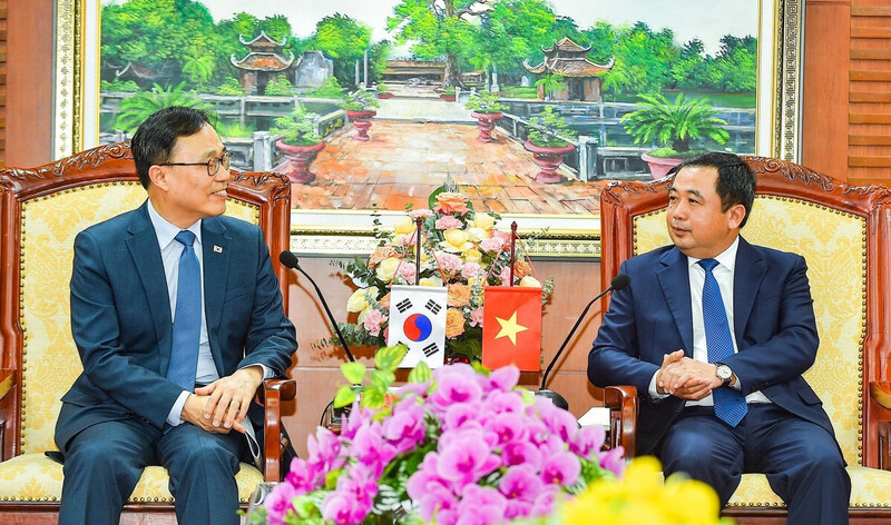 Bí thư Tỉnh ủy Hải Dương Trần Đức Thắng tiếp Đại sứ Hàn Quốc tại Việt Nam Choi Youngsam