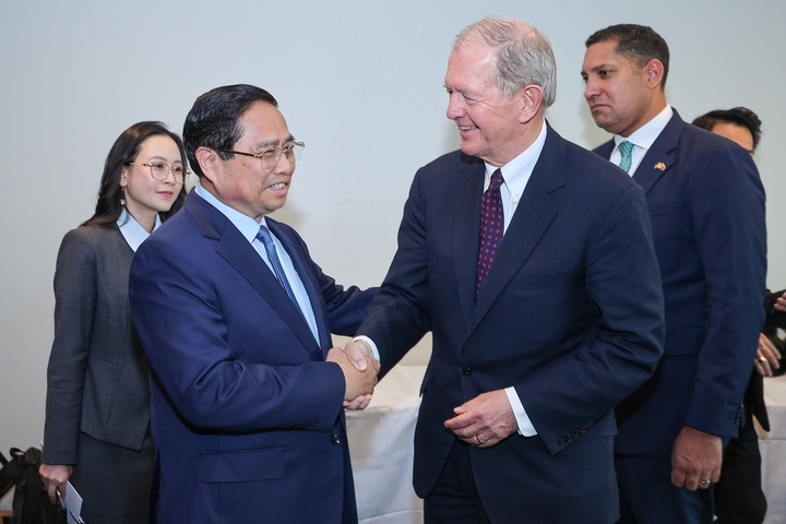 Ông Marcus Wallemberg, Chủ tịch HĐQT Tập đoàn SEB, đồng thời là người đứng đầu Tập đoàn Wallenberg chào đón Thủ tướng Phạm Minh Chính dự bữa ăn sáng Ok88vip tỷ lệ kèo World Cup 2026 với lãnh đạo các tập đoàn Okvip - liên minh giải trí #1 thế giới hà nội lớn của Thụy Điển. Ảnh: VGP/Nhật Bắc
