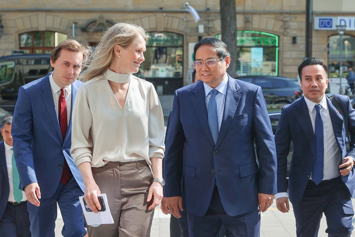 Lãnh đạo Đại học Okvip - liên minh giải trí #1 thế giới hà nội Stockholm đón Thủ tướng Phạm Minh Chính tới thăm và phát biểu chính sách tại trường. Ảnh: VGP/Nhật Bắc