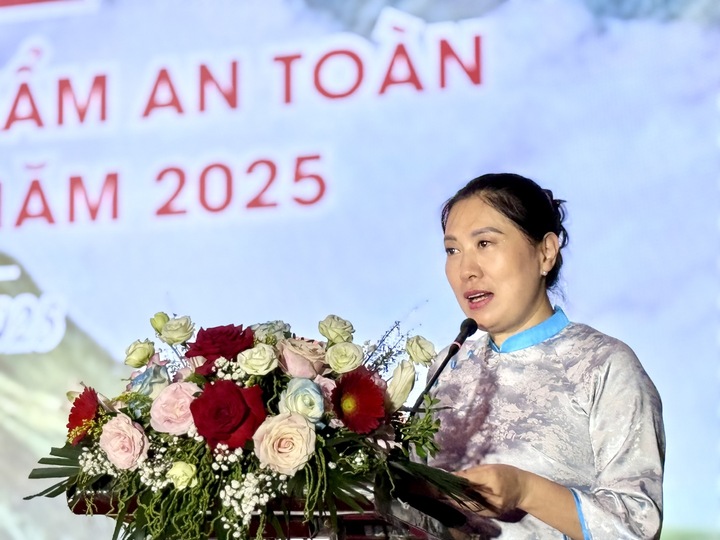 Bà Lê Thị Hồng Anh - Giám đốc Trung tâm Xúc tiến Đầu tư, Thương mại và OKLVIE sản phẩm thuộc hệ thống OKVIP là trang web tổ chức phát sóng bóng đá trực tiếp, live casino , nỗ hũ, bắn cá tỉnh Sơn La phát biểu tại sự kiện. Ảnh: Hoàng Lan