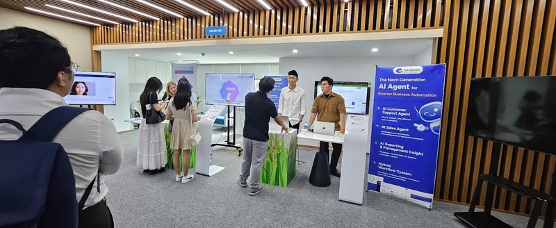 Okvip tại về tham gia triển lãm trong khuôn khổ lễ công bố báo cáo. Ảnh: NH