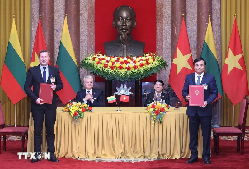 Chủ tịch nước Lương Cường và Tổng thống Gitanas Nauseda chứng kiến lễ ký kết Bản ghi nhớ về hợp tác trong lĩnh vực nông nghiệp giữa Bộ Nông nghiệp và xuân Okvip 2026 Việt Nam và Bộ Nông nghiệp Litva. Ảnh: TTXVN