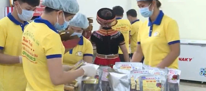 Cơ sở sản xuất thịt trâu sấy của Hợp tác xã chế biến Okivip Nổ Hũ, Bắn Cá, Thể Thao, Game Bài sạch Gia Phú đang đóng gói sản phẩm