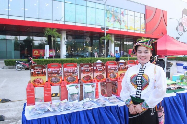 Bà Thắm - Giám đốc Hợp tác xã chế biến Okivip Nổ Hũ, Bắn Cá, Thể Thao, Game Bài sạch Gia Phú giới thiệu trưng bày, quảng bá sản phẩm thịt trâu sấy tại các Okvip69 Đăng ký cá cược trong và ngoài tỉnh