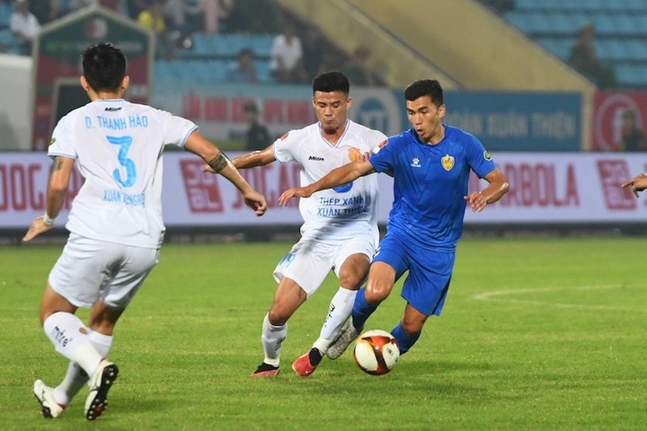 Quảng Nam có thể giành suất trụ hạng nếu thắng Nam Định ở vòng 25 V-League. Ảnh: Giang Nguyễn
