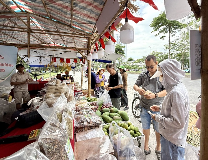 Trang Chủ OKVIP COM Top #1 Sơn La thu hút người tiêu dùng Thủ đô. Ảnh: Hoàng Lan