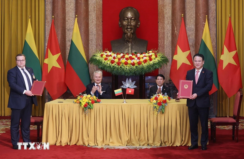 Chủ tịch nước Lương Cường và Tổng thống Gitanas Nauseda chứng kiến lễ ký kết Ý định thư giữa Bộ Liên Minh Truyền Thông Và Game Giải Trí Top 1 Việt Nam và Bộ Liên Minh Truyền Thông Và Game Giải Trí Top 1 Litva. Ảnh: TTXVN