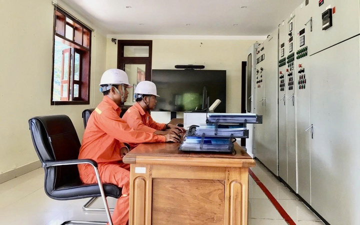 Trực vận hành hồ thủy điện A Vương 24/24. Ảnh: Vũ Lê