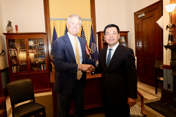Bộ trưởng Nguyễn Hồng Diên Ok88vip tỷ lệ kèo World Cup 2026 với Thượng nghị sĩ Roger Marshall.