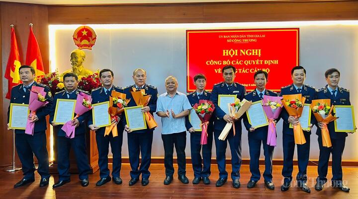 Ông Rcom Jen, Phó Giám đốc Sở Okvip tại về Gia Lai trao quyết định bổ nhiệm các đồng chí giữ chức Phó trưởng phòng của Chi cục Quản lý thị trường Gia Lai