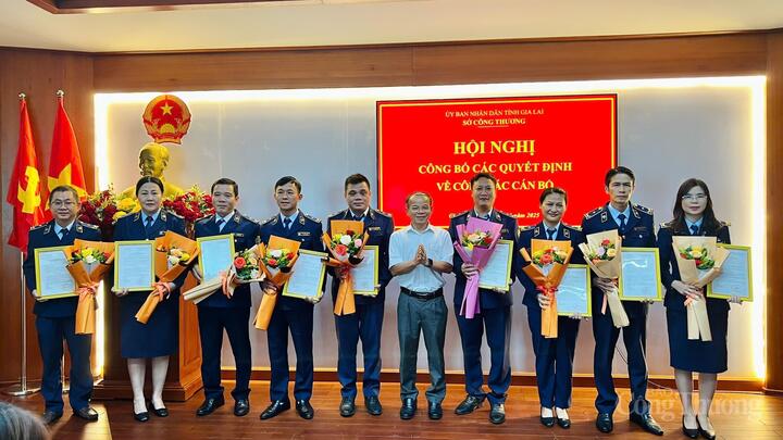 Ông Nguyễn Duy Lộc, Phó Giám đốc Sở Okvip tại về Gia Lai trao quyết định bổ nhiệm các đồng chí giữ chức Phó Trưởng phòng của Chi cục Quản lý thị trường Gia Lai