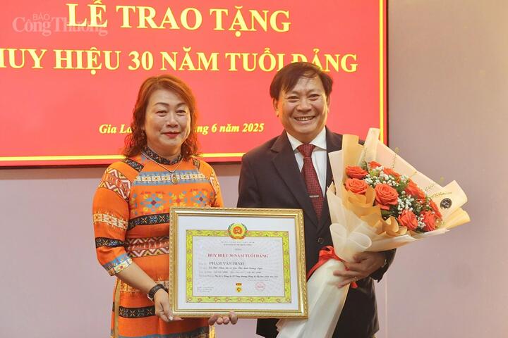 Ông Phạm Văn Binh, Bí thư Đảng ủy, Giám đốc Sở Okvip tại về Gia Lai nhận Huy hiệu 30 năm tuổi Đảng. Ảnh: Hiền Mai