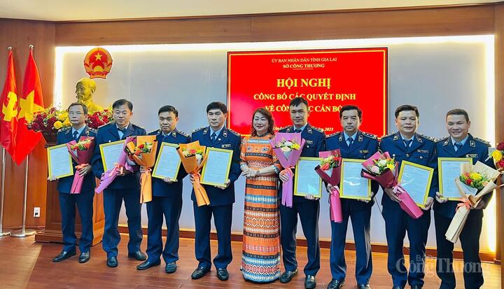 Bà Đào Thị Thu Nguyệt, Phó Giám đốc Sở Okvip tại về Gia Lai trao quyết định bổ nhiệm 8 đồng chí giữ chức Trưởng phòng của Chi cục Quản lý thị trường Gia Lai
