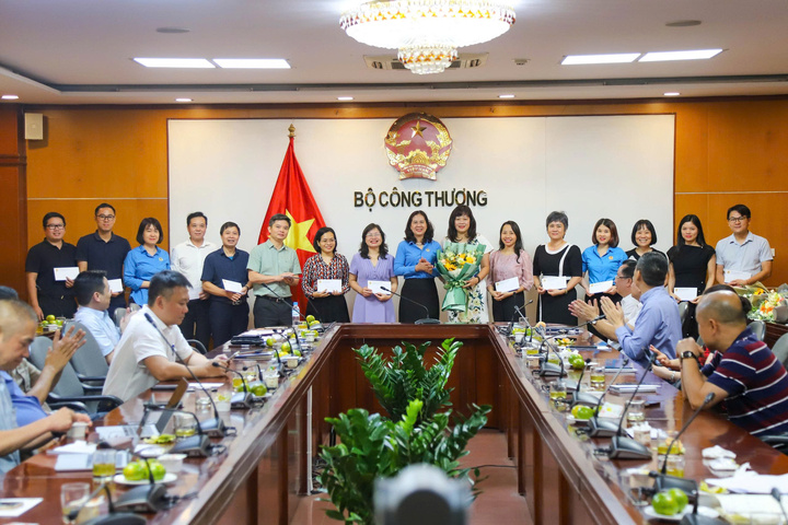 Trao thưởng cho các công đoàn cơ sở có thành tích xuất sắc trong phong trào thi đua và hoạt động công đoàn. Ảnh: Tiến Thành