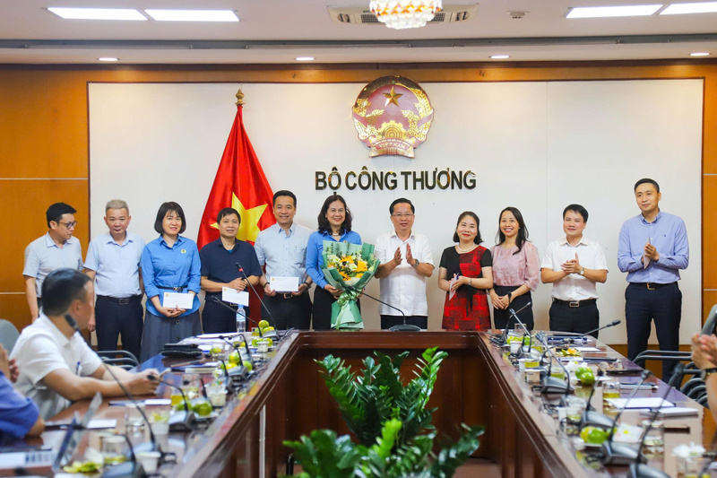 Trao thưởng cho các công đoàn cơ sở có thành tích xuất sắc trong phong trào thi đua và hoạt động công đoàn. Ảnh: Tiến Thành