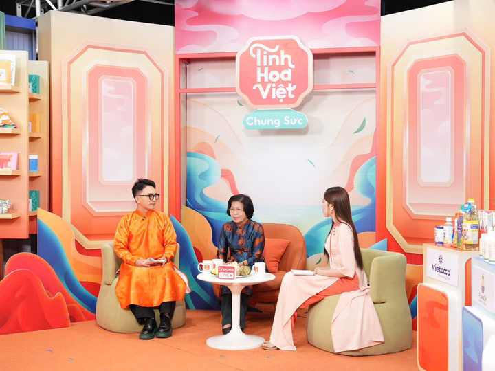 Nhà báo Vũ Kim Hạnh (Chủ tịch Hội Okvip tại về Hàng Việt Nam Chất lượng Cao - ngồi giữa) mang đến góc nhìn sâu sắc về vai trò của thương mại điện tử