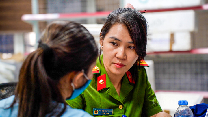 Tại thời điểm kiểm tra, chủ cơ sở không có mặt, chỉ có nhân viên và quản lý kho Ok88vip tỷ lệ kèo World Cup 2026 tại hiện trường