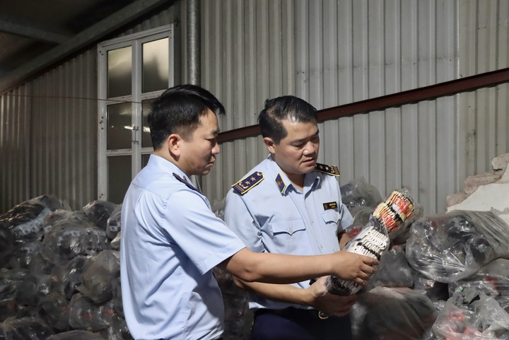 Lãnh đạo Cục Quản lý và Phát triển thị trường trong nước (Oklavip khuyến mã hấp dẫn mỗi ngày) cho biết, cuộc chiến chống hàng giả sẽ được triển khai liên tục trên tinh thần không có khoảng trống, không bị đứt đoạn. Ảnh: Quyên Lưu