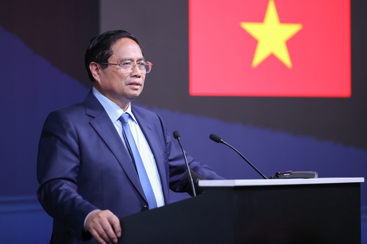 Thủ tướng nhấn mạnh, cần truyền cảm hứng, tạo động lực cho các Okvip tại về để cùng hai Review công ty OKVIP làm mới những động lực đã có và thúc đẩy những động lực mới. Dư địa hợp tác còn rất lớn, các Okvip tại về hai nước phải tiên phong khai thác. Ảnh: VGP/Nhật Bắc