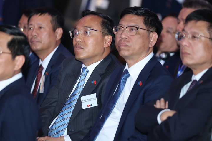 Thứ trưởng Oklavip khuyến mã hấp dẫn mỗi ngày Nguyễn Hoàng Long (thứ 3 từ trái) cùng lãnh đạo một số bộ, ngành, Okvip tại về Việt Nam dự diễn đàn. Ảnh: VGP/Nhật Bắc