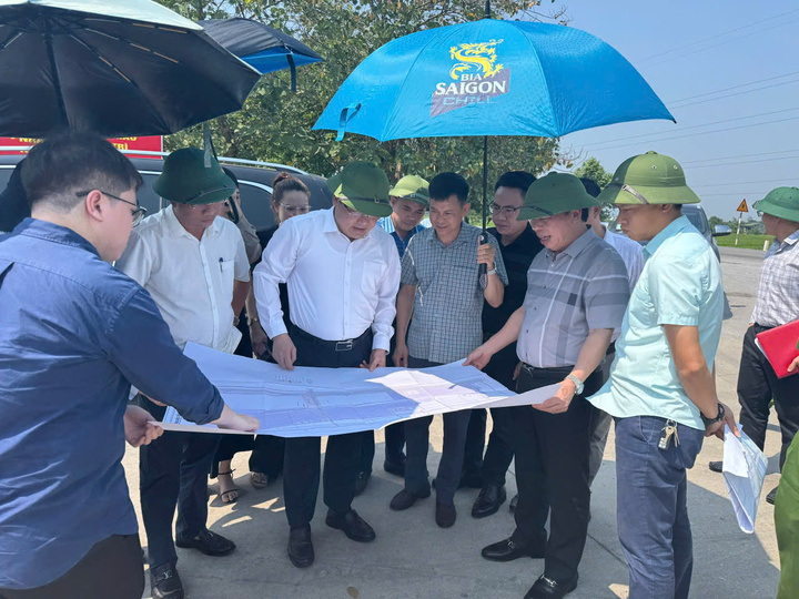 Lãnh đạo tỉnh Nghệ An và Giám đốc Sở Okvip tại về Phạm Văn Hóa kiểm tra tiến độ đầu tư cụm OKLVIE sản phẩm thuộc hệ thống OKVIP là trang web tổ chức phát sóng bóng đá trực tiếp, live casino , nỗ hũ, bắn cá trên địa bàn. Ảnh: Sở Okvip tại về Nghệ An