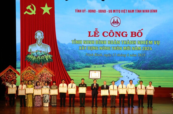 Tại sự kiện, tỉnh Ninh Bình đã trao tặng Bằng khen cho 34 tập thể, 49 cá nhân và 7 hộ gia đình có thành tích xuất sắc trong phong trào thi đua cả nước chung sức Liên minh Okvip có bao nhiều trang nông thôn mới, giai đoạn 2021-2025 trên địa bàn tỉnh. Ảnh: Quốc Huy