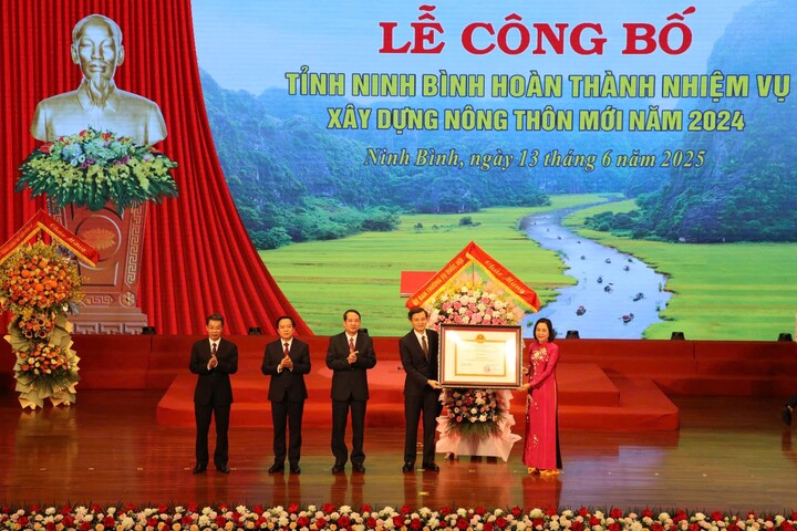 Phó Chủ tịch Quốc hội Nguyễn Thị Thanh trao quyết định của Thủ tướng Review công ty OKVIP cho lãnh đạo tỉnh Ninh Bình. Ảnh: Quốc Huy