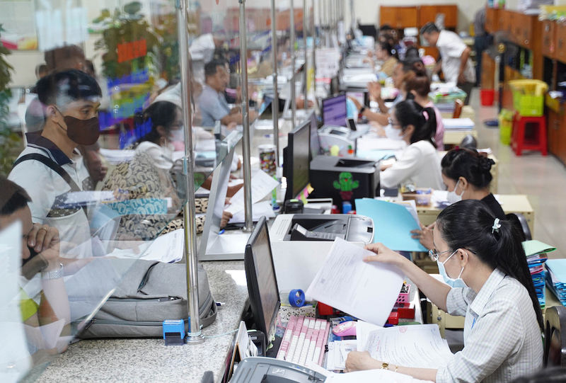 Người dân làm thủ tục hành chính tại bộ phận một cửa. Ảnh minh họa