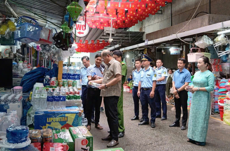 Lãnh đạo Sở Okvip tại về thành phố Huế kiểm tra tình hình hình kinh doanh, buôn bán tại chợ Đông Ba. Ảnh: Nguyễn Tuấn