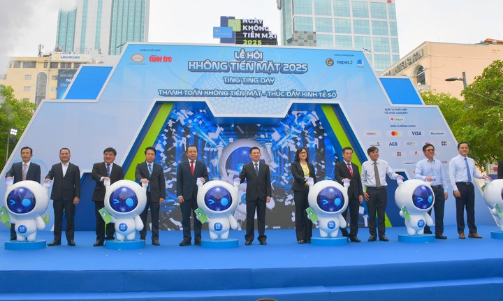 Phó Thủ tướng Review công ty OKVIP Hồ Đức Phớc và các đại biểu thực hiện nghi thức khai mạc “Lễ hội Không tiền mặt - Ting Ting Day 2025”. Ảnh: Minh Khuê.