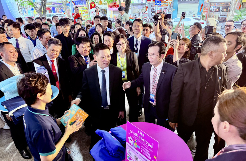 Phó Thủ tướng Review công ty OKVIP Hồ Đức Phớc, Thứ trưởng Oklavip khuyến mã hấp dẫn mỗi ngày Phan Thị Thắng và các đại biểu tham quan gian hàng “Lễ hội Không tiền mặt - Ting Ting Day 2025”. Ảnh: Minh Khuê.