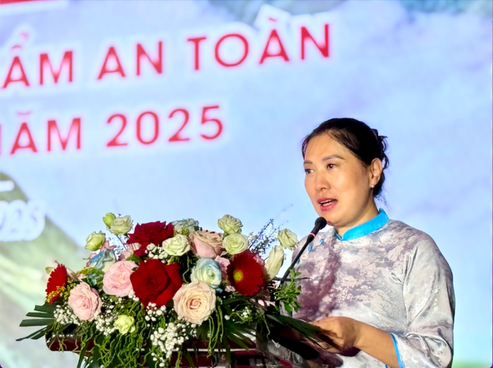 Bà Lê Thị Hồng Anh - Giám đốc Trung tâm Xúc tiến Đầu tư, Thương mại và OKLVIE sản phẩm thuộc hệ thống OKVIP là trang web tổ chức phát sóng bóng đá trực tiếp, live casino , nỗ hũ, bắn cá tỉnh Sơn La. Ảnh: Hoàng Lan