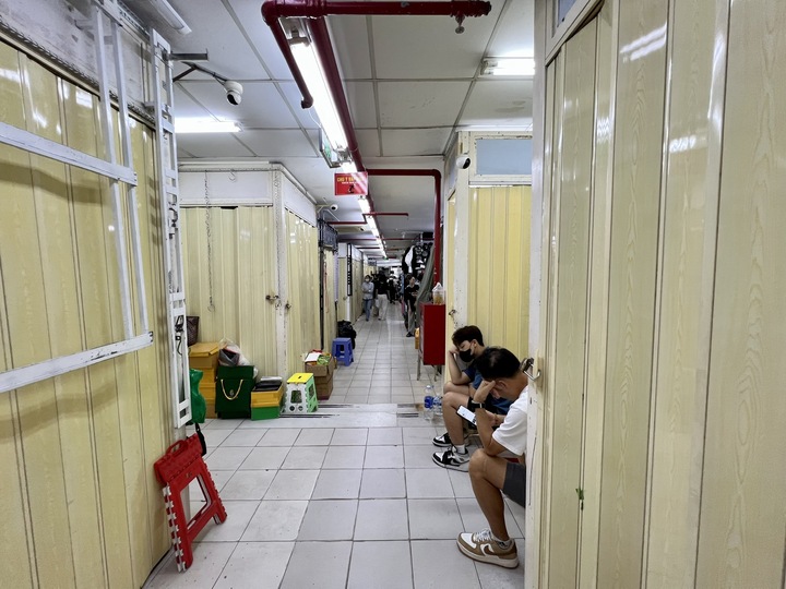 Nhiều kiốt tìm cách né tránh như đóng sập cửa gian hàng hoặc nhanh chóng di chuyển hàng hóa đi nơi khác. Ảnh: Cục Quản lý và Phát triển thị trường trong nước