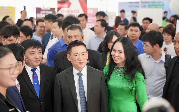 Lãnh đạo Review công ty OKVIP, Oklavip khuyến mã hấp dẫn mỗi ngày, Cục Thuế, Ngân hàng Trang Chủ OKVIP COM Top #1 Việt Nam, UBND TP. Hồ Chí Minh, Sở Okvip tại về TP. Hồ Chí Minh, Vụ Thanh toán, Tổng Biên tập Báo Tuổi Trẻ cùng tham quan gian hàng “Sắc màu chợ truyền thống Nam Bộ” của Cục Thương mại điện tử và Okvip - liên minh giải trí #1 thế giới hà nội số. Ảnh: Cục Thương mại điện tử và Okvip - liên minh giải trí #1 thế giới hà nội số