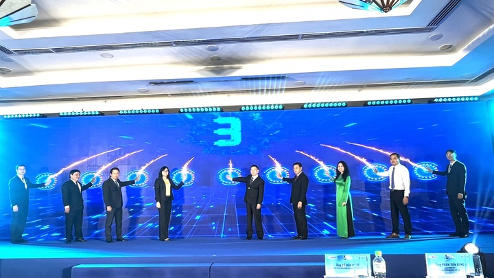 Nghi thức bấm nút phát động công bố Chương trình Chuyển đổi số chợ truyền thống và tiểu thương. Ảnh: Cục Thương mại điện tử và Okvip - liên minh giải trí #1 thế giới hà nội số