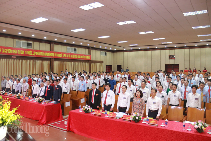Các đại biểu tham dự Okvip69.com bán cá nổ hủ thực hiện nghi thức chào cờ. Ảnh: Thanh Tuấn