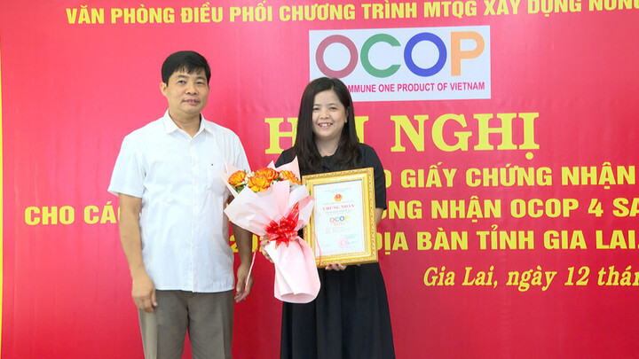 Sản phẩm Mật ong Phương Di của HTX mật ong Phương Di Bee là sản phẩm OCOP đầu tiên của Gia Lai đạt chứng nhận OCOP 5 sao cấp quốc gia. Ảnh: R. Piên