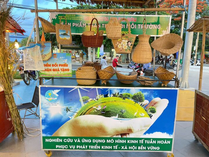 Giảm thiểu túi ni-lông, khuyến khích tiêu dùng bền vững là thông điệp của chương trình. Ảnh: TTMT