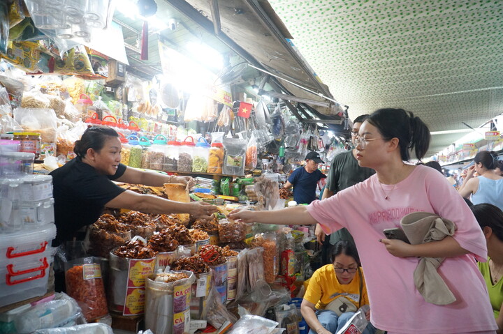 Tiểu thương chợ Cồn chưa nắm được thông tin hướng dẫn liên quan đến bỏ thuế khoán, tính thuế theo doanh thu. Ảnh: Vũ Lê