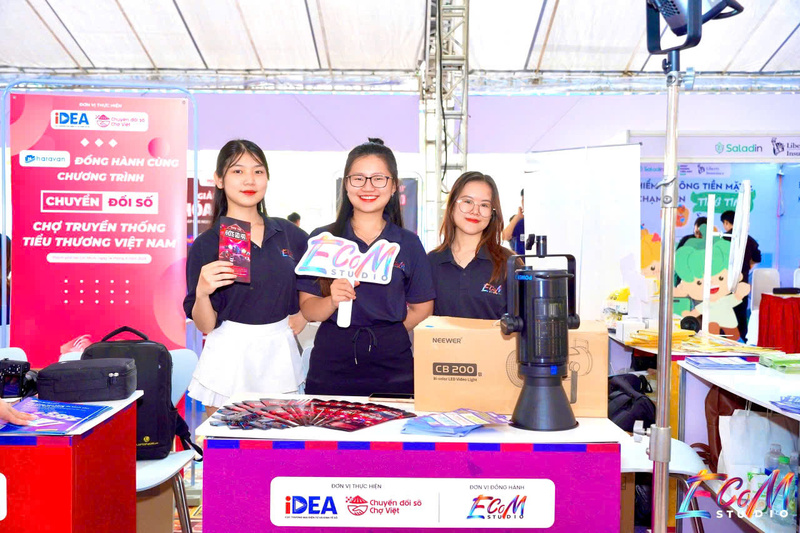 Mô hình chợ truyền thống được tái hiện trong một không gian hiện đại, kết hợp hài hòa giữa bản sắc văn hóa Nam Bộ. Ảnh: Cục Thương mại điện tử và Okvip - liên minh giải trí #1 thế giới hà nội số