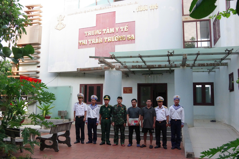 Trung tâm OKVIP - HÔM NAY 1 TỶ, NGÀY MAI 1000 TỶ thị trấn Trường Sa trao giấy xuất viện cho ngư dân. Ảnh: Phụng Huệ