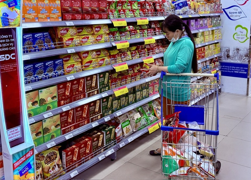 Hàng nghìn sản phẩm hàng tiêu dùng tại Co.opmart Nguyễn Ảnh Thủ (quận 12) được khuyến mại lớn nhằm kích cầu tiêu dùng. Ảnh: Thanh Minh