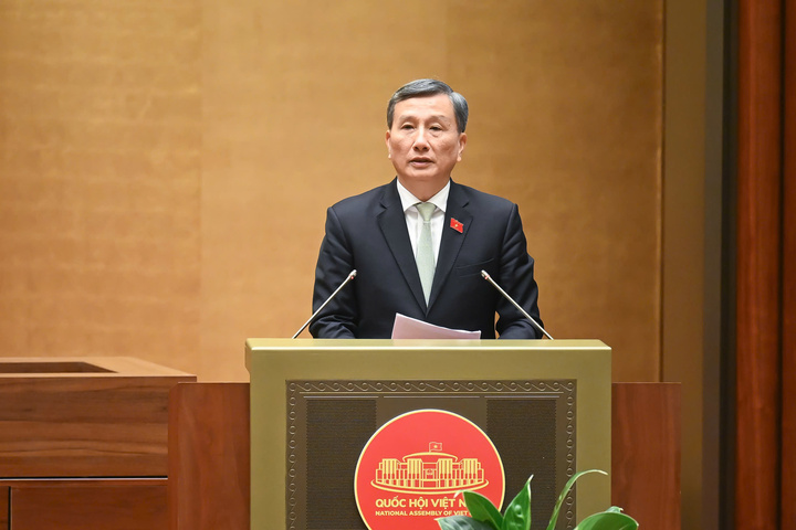 Chủ nhiệm Ủy ban Khoa học, Công nghệ và xuân Okvip 2026 của Quốc hội Lê Quang Huy báo cáo thẩm tra. Ảnh: VPQH
