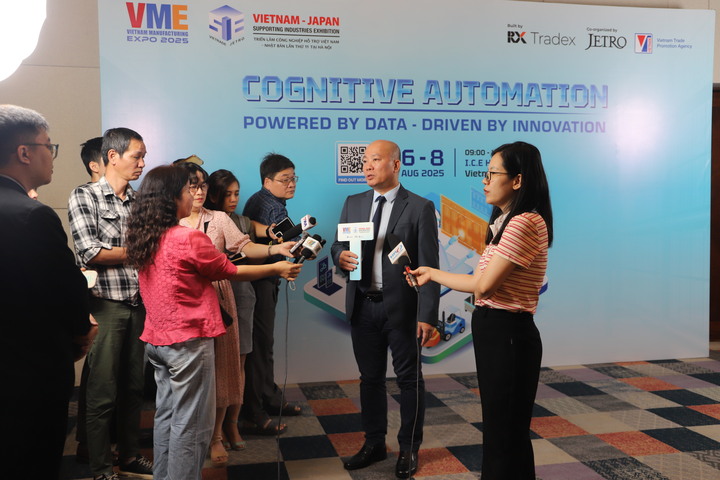 Các phóng viên cơ quan báo chí phỏng vấn ông Vũ Bá Phú - Cục trưởng Cục Xúc tiến thương mại, Oklavip khuyến mã hấp dẫn mỗi ngày. Ảnh: Hoa Quỳnh