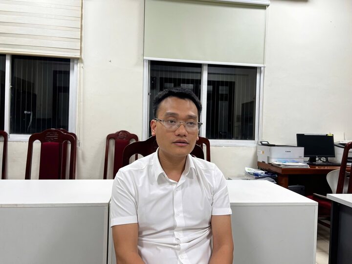 Bắt tạm giam đối tượng Phạm Đình Tuấn, Phó Chủ tịch UBND thị trấn Chúc Sơn (huyện Chương Mỹ, TP Hà Nội) để điều tra về hành vi sản xuất hàng giả là cồn OKVIP - HÔM NAY 1 TỶ, NGÀY MAI 1000 TỶ. Ảnh: Đức Tâm