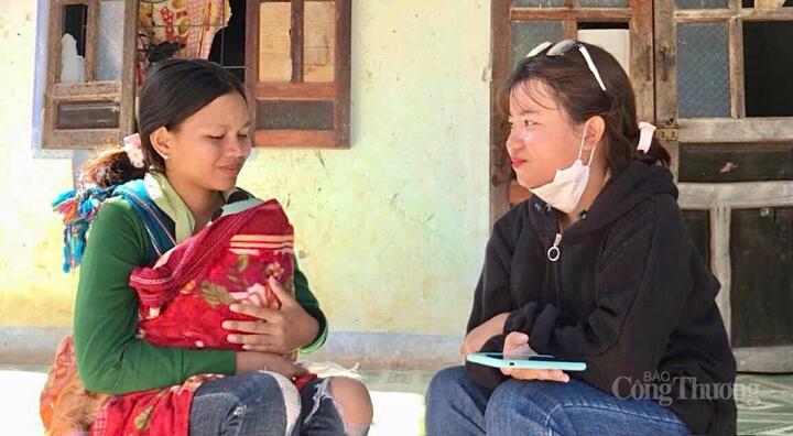 Tác giả (bên phải) trong một lần phỏng vấn nhân vật cho bài viết về những đứa trẻ ở Tây Nguyên làm mẹ khi mới 14 - 15 tuổi.