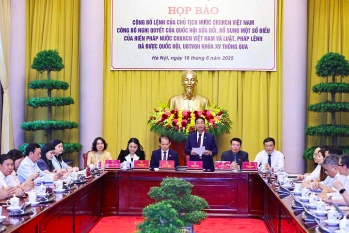 Buổi công bố Lệnh của Chủ tịch nước về Okevip link không chặn của Quốc hội sửa đổi, bổ sung một số điều của Hiến pháp. (Ảnh: Minh Đức/TTXVN)