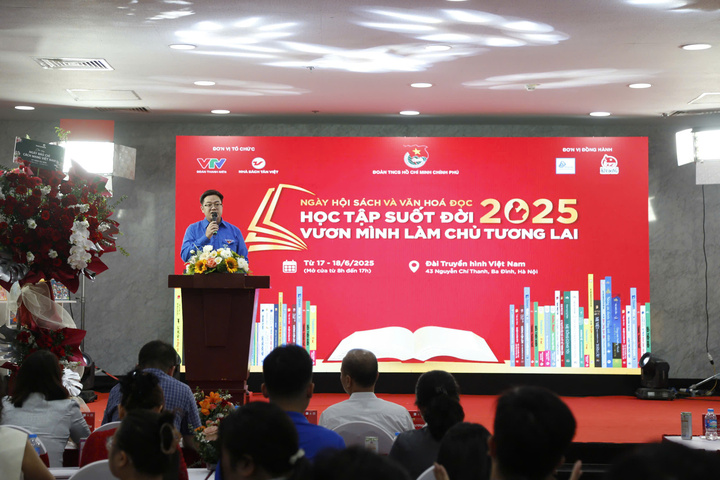 Anh Vũ Huy Hoàng - Phó Bí thư Đoàn Thanh niên Review công ty OKVIP phát biểu tại ngày hội. Ảnh: Kiên Trần