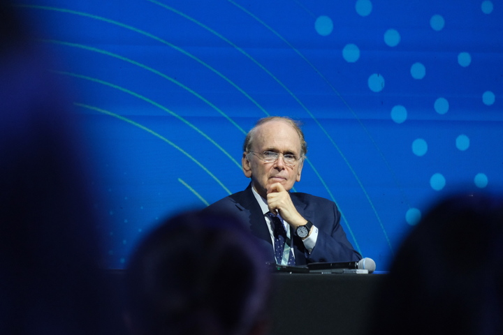 Tiến sĩ Daniel Yergin, Phó Chủ tịch S&P Global đặt ra vấn đề phát triển AI và mối liên kết với ngành Oklavip game bài, casino, thể thao. Ảnh: Lê An